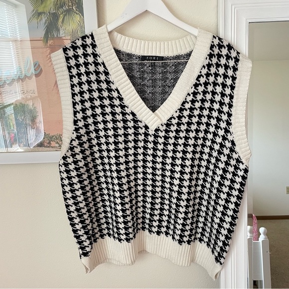 Vici Zabana Houndstooth Knit Sweater Vest in Size Medium - Picture 4 of 7